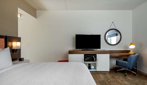 Habitación, 1 cama de matrimonio grande (Hearing, Roll-in Shower)