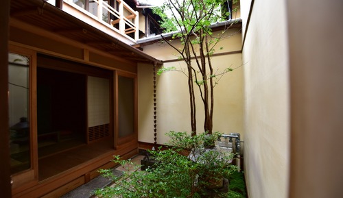 Habitación superior con 2 camas individuales, vistas al jardín (MOMIJI)