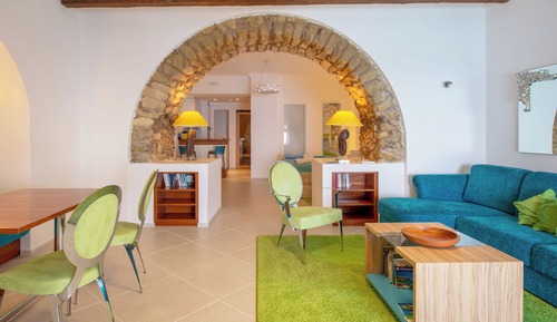 Suite exclusiva, 1 cama de matrimonio grande con sofá cama, en edificio anexo