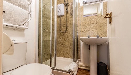 Habitación superior con 1 cama doble o 2 individuales, baño privado
