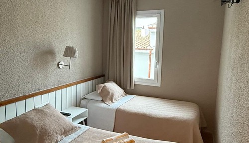 Habitación con 1 cama doble o 2 individuales, baño privado