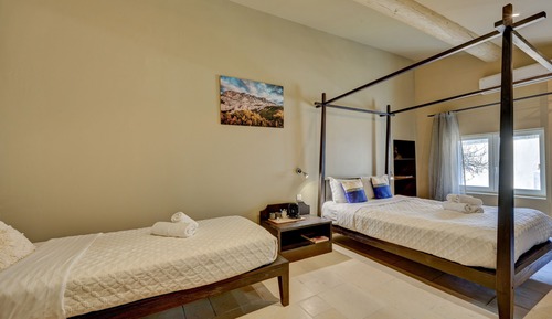 Habitación triple superior, vistas al jardín