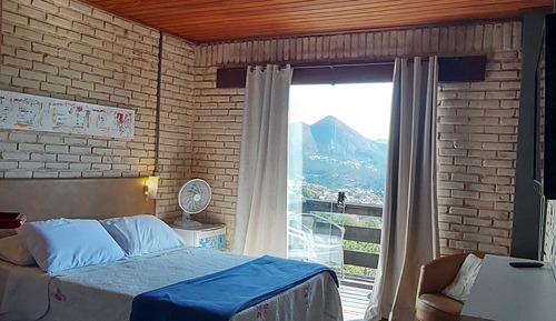 Suite superior, balcón, vistas a la colina