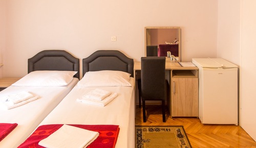 Habitación básica doble, 1 cama de matrimonio grande