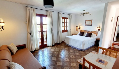 Estudio clásico, 1 cama doble, cocina básica, vistas a la piscina