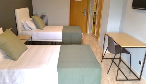 Habitación básica con 1 cama doble o 2 individuales, vistas al jardín