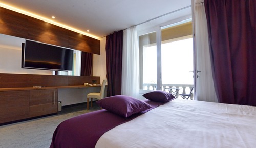 Habitación superior con 1 cama doble o 2 individuales, balcón, vistas al mar