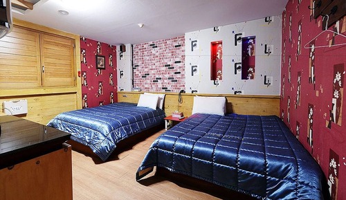 Habitación con 2 camas individuales, 2 camas dobles