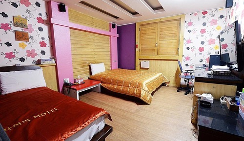 Habitación con 2 camas individuales, varias camas (1 Double + 1 Single bed)
