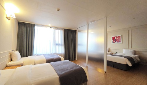 Deluxe Quadruple Room, City View (Base 2 guests, Extra person fee KRW 30,000 per person)