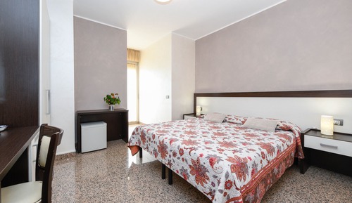Habitación estándar con 1 cama doble o 2 individuales, baño privado