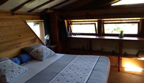 Habitación superior con 2 camas individuales, en la zona del jardín