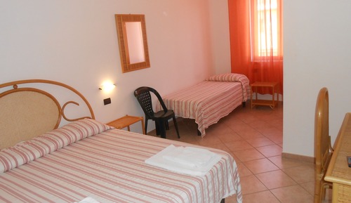 Habitación triple, vistas a la colina (14)