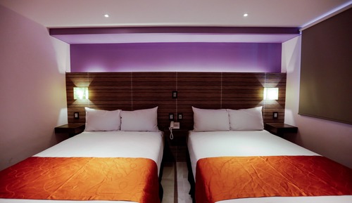 Habitación estándar doble, 1 cama de matrimonio grande, baño privado, vistas a la ciudad