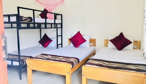Habitación cuádruple económica, varias camas, fumadores
