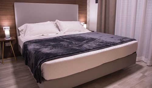 Habitación superior, 1 cama de matrimonio grande, baño privado