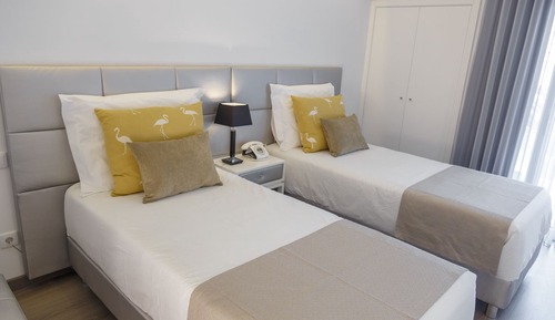 Habitación estándar con 1 cama doble o 2 individuales, balcón, vistas al parque