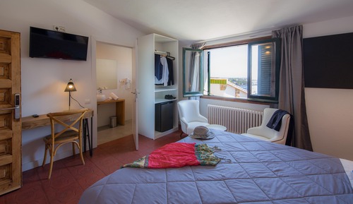 Habitación doble con baño privado y vistas al mar