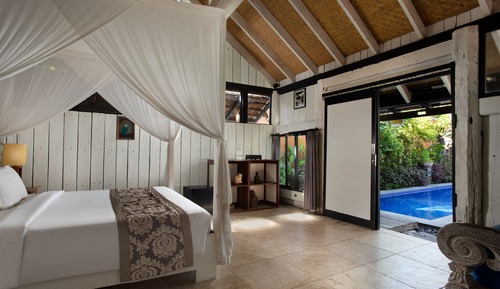 Habitación superior, acceso a la piscina (Tirta Gangga)