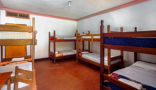 Dormitorio compartido, dormitorio mixto, baño compartido