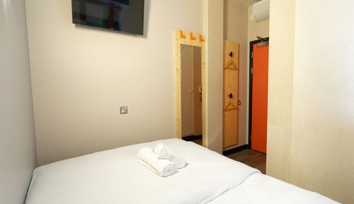 Habitación básica doble, 1 cama doble, sin ventanas