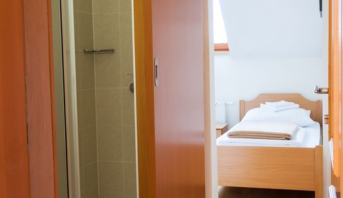 Habitación básica con 2 camas individuales