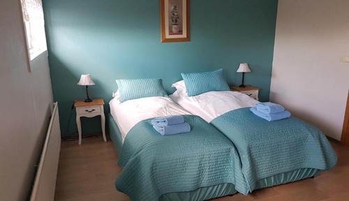 Habitación con 1 cama doble o 2 individuales, baño privado
