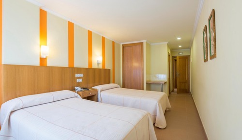 Habitación con 2 camas individuales