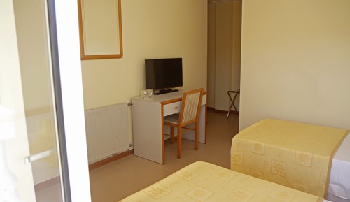 Habitación con 2 camas individuales, baño privado