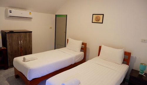 Habitación básica con 2 camas individuales, vistas a la colina