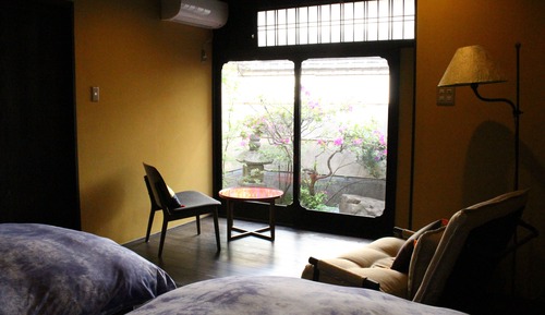 Habitación con 2 camas individuales, vistas al jardín