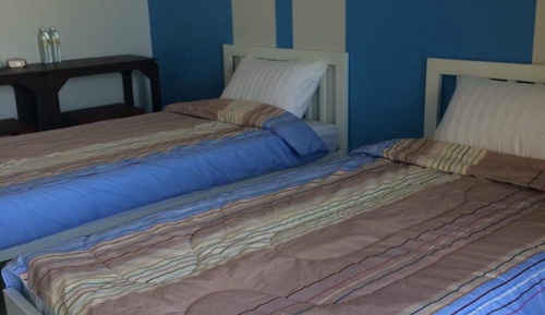 Habitación básica con 2 camas individuales