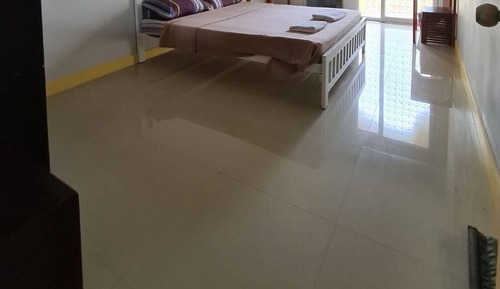 Habitación básica, 1 cama de matrimonio grande, no fumadores, baño privado