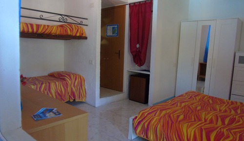 Habitación triple Confort, vistas a la piscina