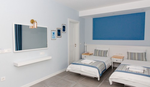Habitación superior con 2 camas individuales, vistas a la ciudad