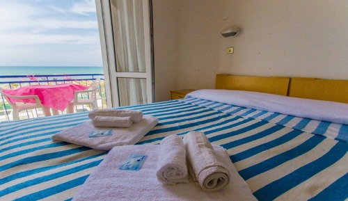 Habitación triple, vistas al mar