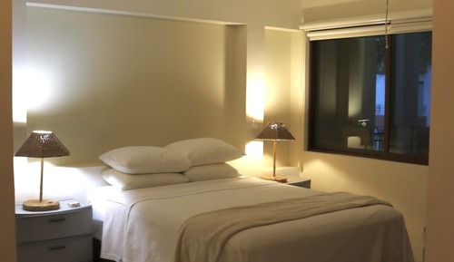 Lirio 6 , una cama doble, vista a la alberca y torre