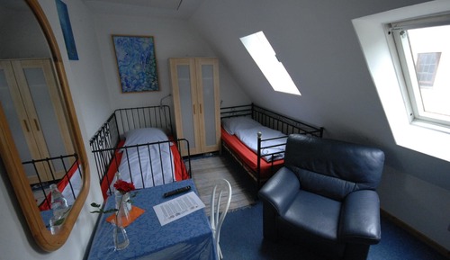 Habitación con 2 camas individuales, baño compartido
