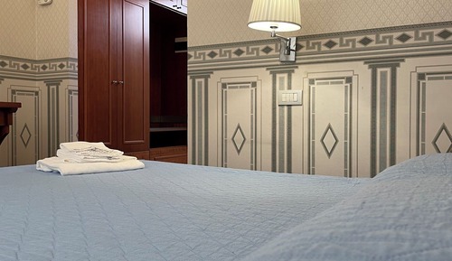 Habitación Confort, 1 cama de matrimonio grande, baño privado, vistas al parque