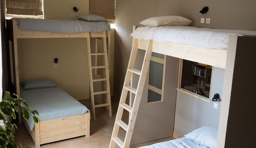 Dormitorio compartido familiar, varias camas