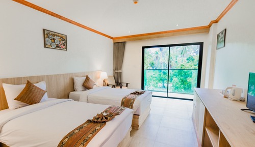Habitación superior con 2 camas individuales, vistas a la piscina