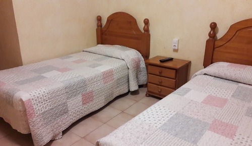 Habitación básica con 2 camas individuales, 2 camas individuales