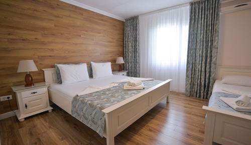 Habitación doble, no fumadores (or triple room)