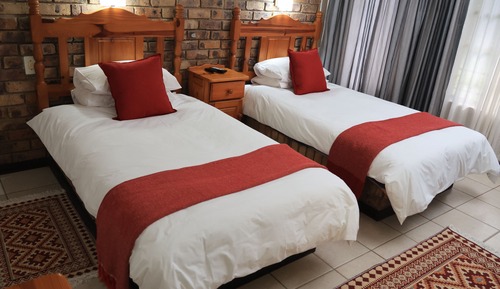 Habitación estándar con 2 camas individuales, varias camas