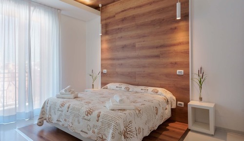 Habitación superior, 1 cama de matrimonio grande, baño privado