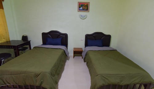 Habitación básica con 2 camas individuales