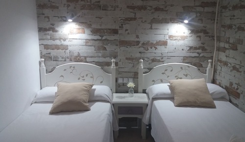 Habitación con 1 cama doble o 2 individuales, baño compartido