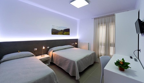 Habitación Business triple, varias camas