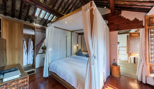 Suite de lujo, bañera, vistas al patio