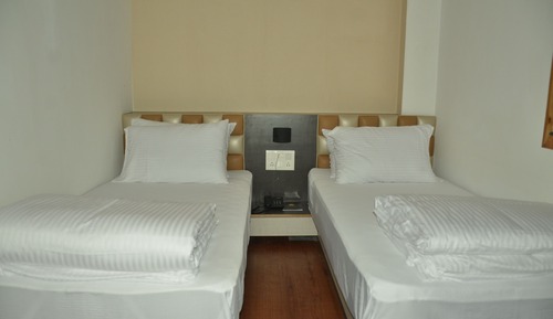 Habitación Deluxe con 2 camas individuales, 1 cama individual (Deluxe Twin Non A/C Room)